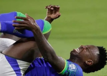 باورنکردنی در برزیل: بازیکن مصدوم را پاسکاری کردند