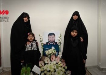 دختران سردار شهید سید مهدی موسوی سر تیم حفاظت رئیسی در سوگ پدر