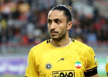 کتک کاری در زمین فوتبال! | مدافع استقلالی به اتاق عمل رفت!