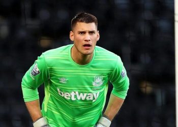 دروازه بان سابق وستهم به پرسپولیس می آید